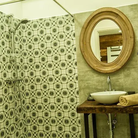 Near The Great Synagogue With Free Garage Apartment *