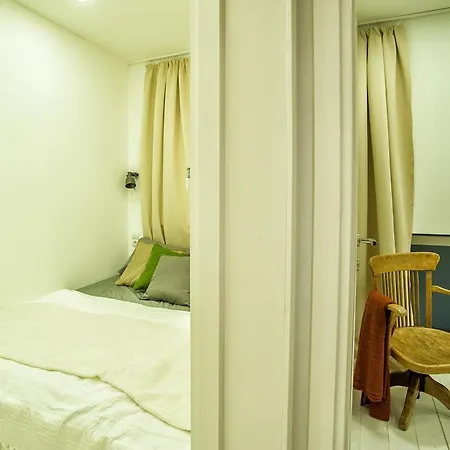 Near The Great Synagogue With Free Garage Apartment *